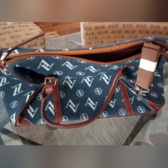 Adrienne Vittadini weekender duffle - Picture 2 of 6